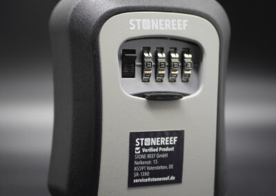 Der Stonereef Schlüsseltresor in der Frontalansicht mit geöffneter Wetterschutzklappe. Zahlenschloss sichtbar.