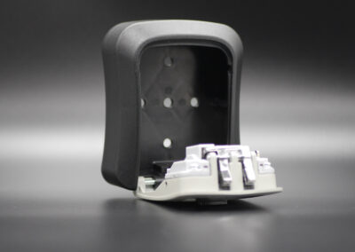 Der Stonereef Schlüsseltresor geöffnet. Sicht in den Innenraum.