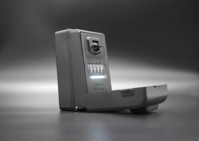 LYCXAMES Schlüsseltresor Kunststoffklappe front geöffnet und LED Leuchte